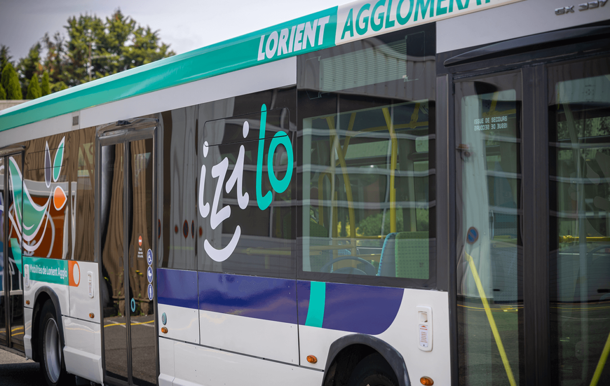 https://ajl-asso.fr/le-divit/wp-content/uploads/sites/3/2025/01/izilo2-bus-lorient-saint-maur-nicolas-1500X950px-1240x785-1.png